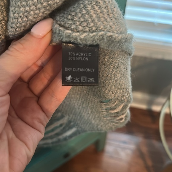 Buddy Basics Distressed Star Sweater - Picture 4 of 5